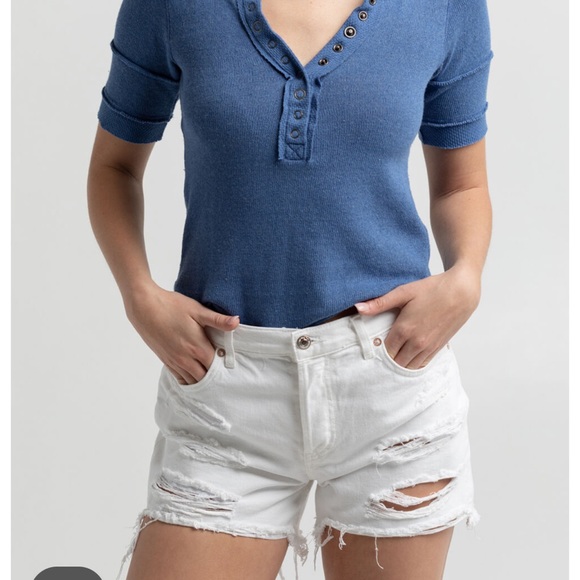 Free People
Maggie Mid Rise Frayed Hem Distressed Denim Shorts. - Picture 1 of 13